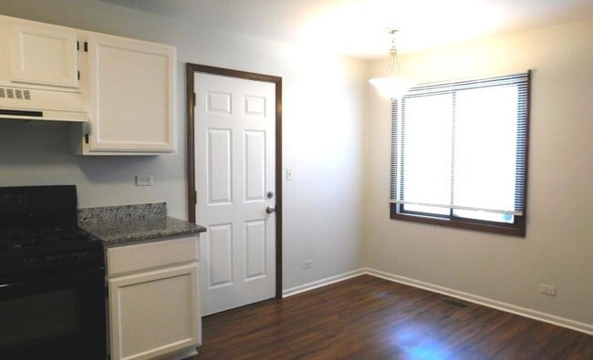Building Photo - 3 bedroom in Naperville IL 60563