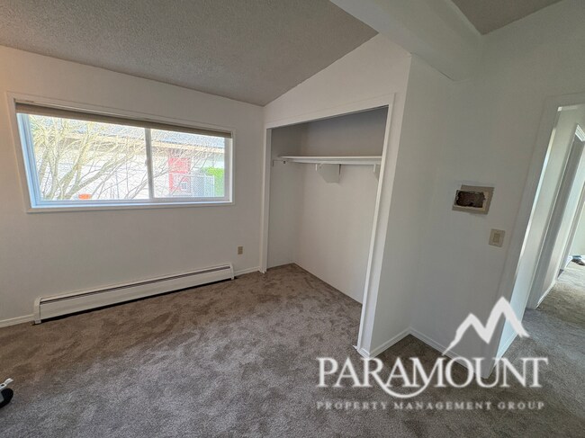 Building Photo - Cozy and centrally located waterfront views!