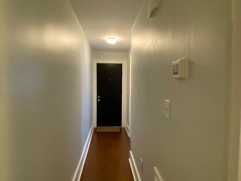 Hallway to second bedroom - 118 W Duffy St