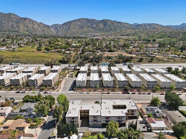 Building Photo - Updated 1BD/1BA Apartment in well maintain...