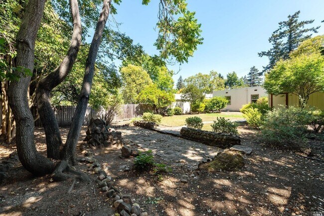 Building Photo - 463 Talbot Ave