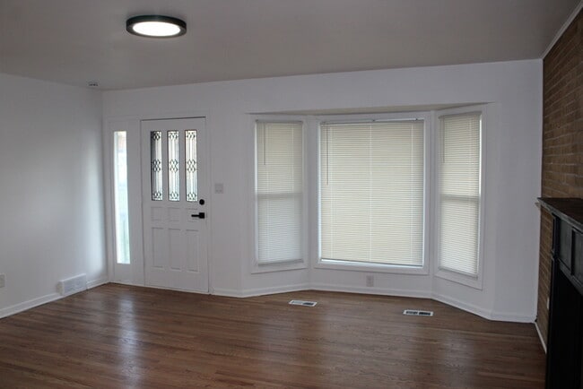 Building Photo - 4 Bedroom and 3 full bath home in Kansas C...