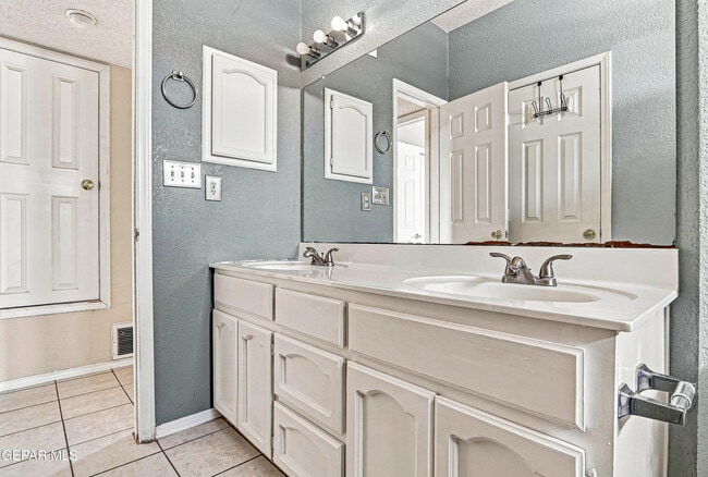 Building Photo - 4645 Loma De Plata Dr