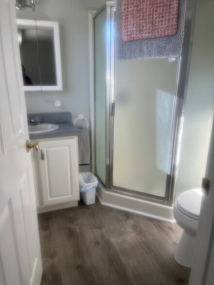 Building Photo - 561 North End Blvd