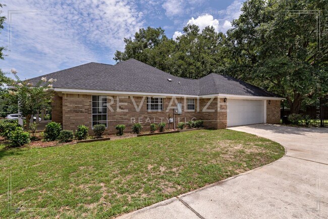 Building Photo - COMING SOON!!!   Beautiful 3 Bedroom/3 Bathroom Home in Semmes!