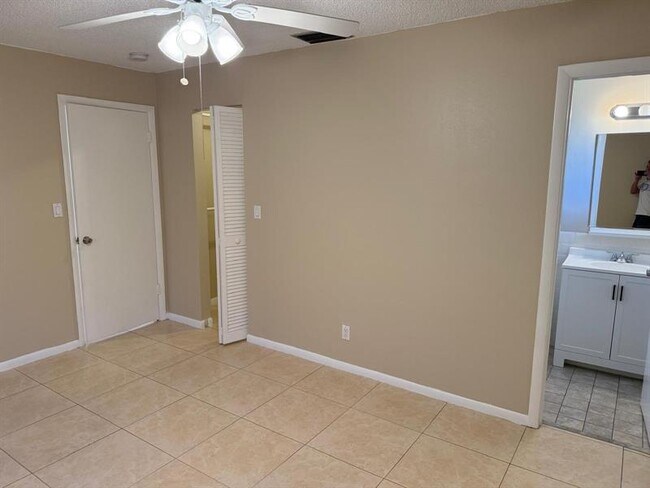 Building Photo - 9134 NW 32nd Manor