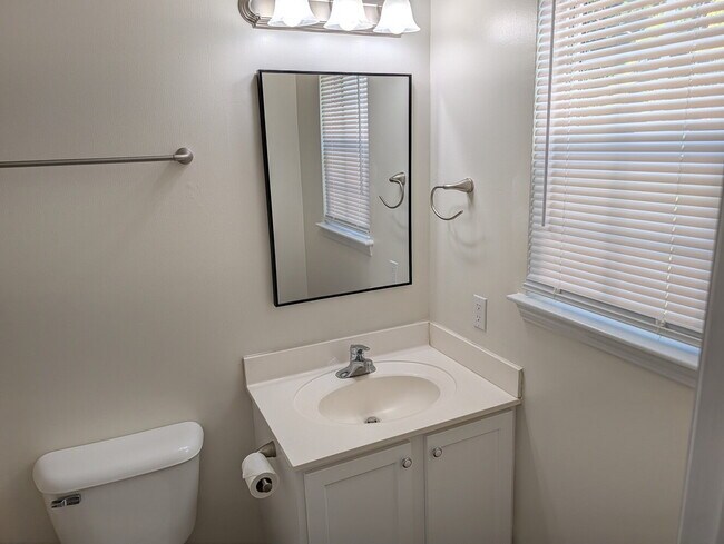 Building Photo - Nice 2 Bedroom Townhouse - 1154 Pueble Drive