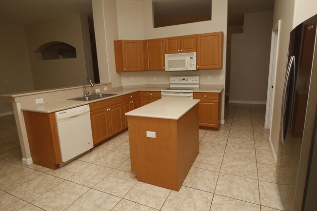 Building Photo - 523 Gardendale Cir SE