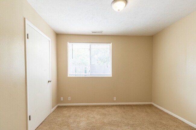 Building Photo - **$500 Move In Credit - SHORT TERM LEASE O...