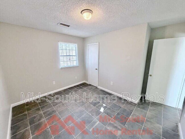 Building Photo - 3205 Madewell St