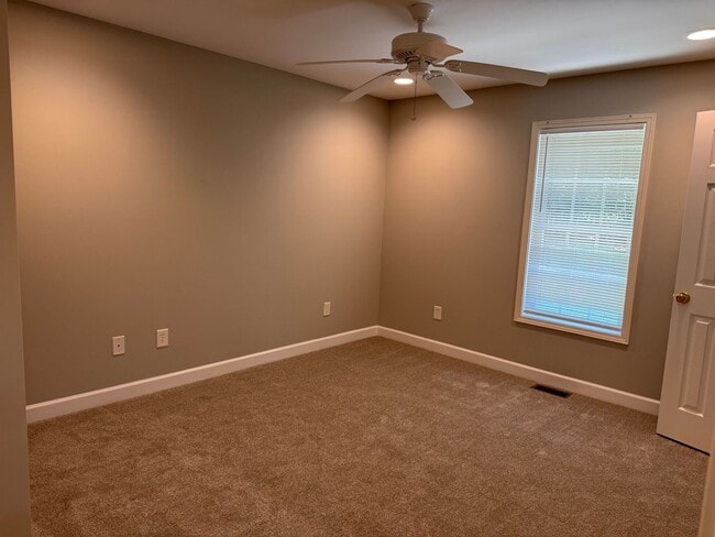 Building Photo - 2083