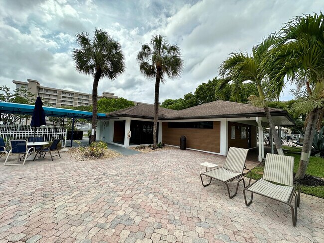 Building Photo - 2671 S Course Dr