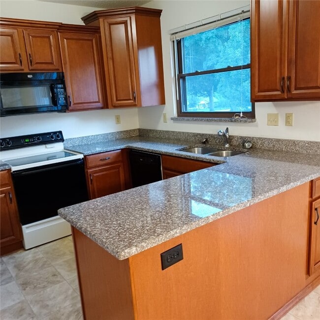 Building Photo - 14 Twin Oaks Dr