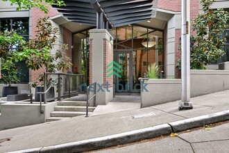 Building Photo - "Chic Urban Retreat: Stylish 1-Bedroom Condo in the Heart of Seattle!"