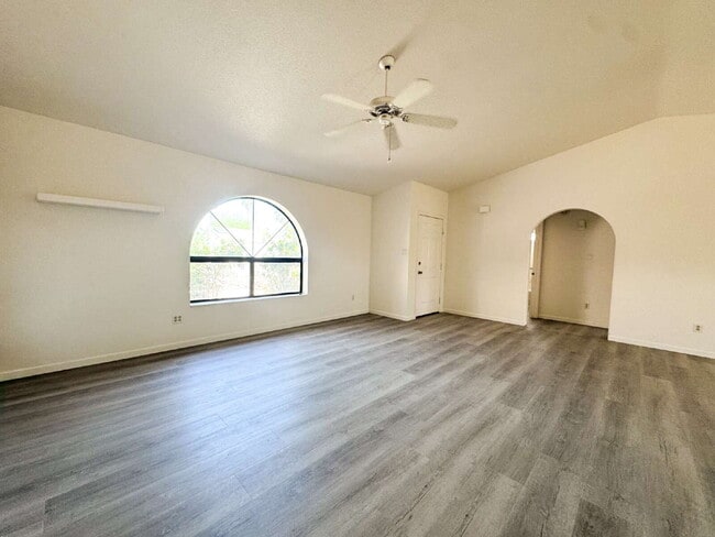 Building Photo - "Spacious Mesa Del Sol SOLAR Home!"