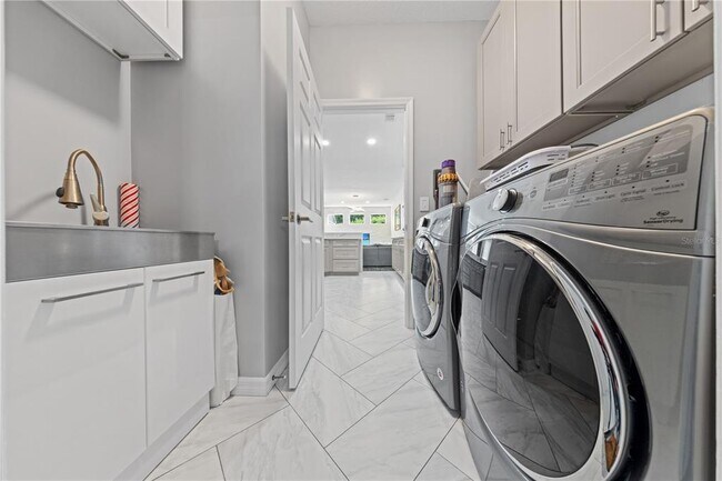 Building Photo - 7770 Glynde Hill Dr