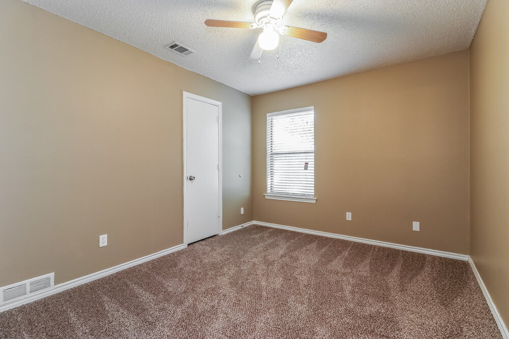 Building Photo - 520 E Lark Ct