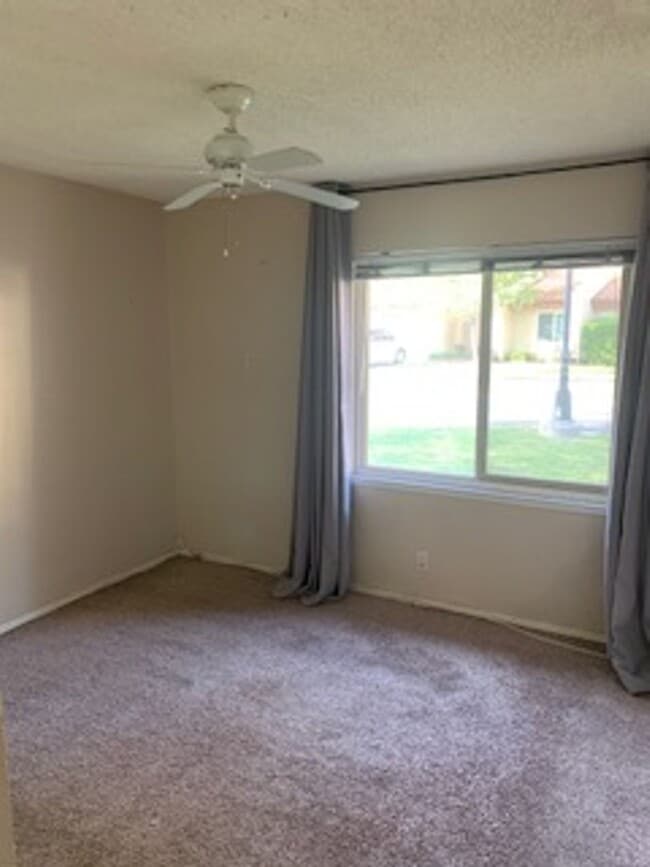 Building Photo - 2 Bedroom 1 Story Town Home