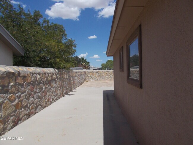Building Photo - 749 Desert Sage Dr