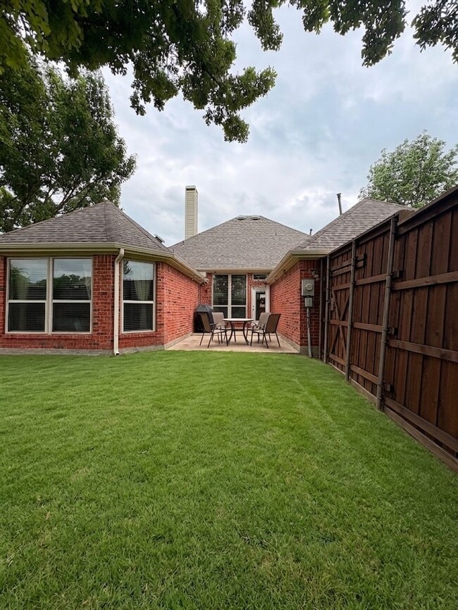 Building Photo - Beautiful single-story home for lease