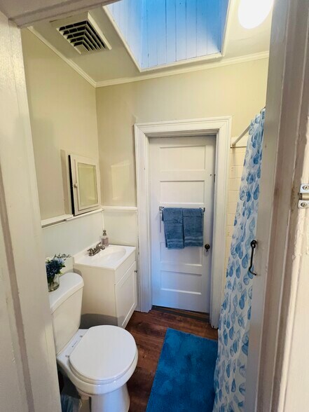 Another angle of the Bathroom - 1130 W Grace St