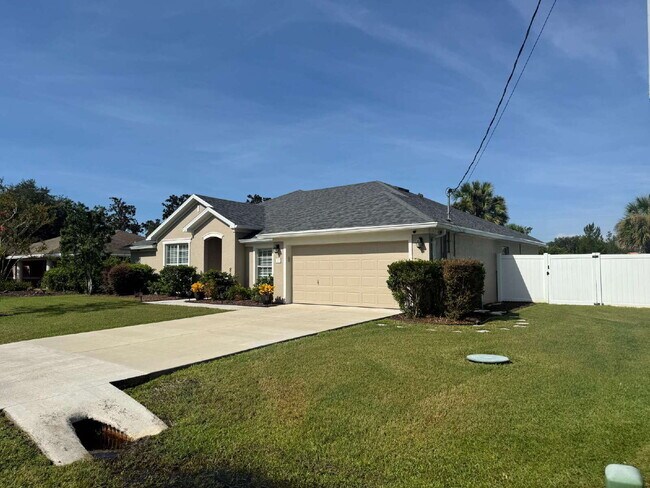 Building Photo - "Spacious 3-Bedroom Retreat with Bonus roo...