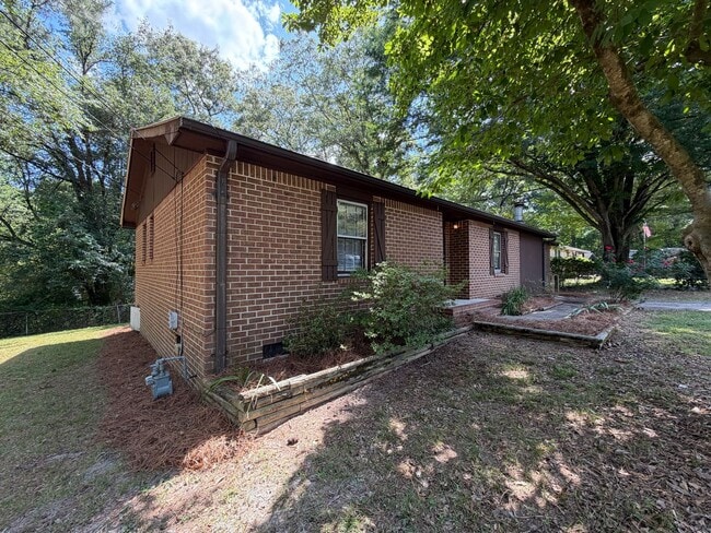 Building Photo - Nice 3/1.5 House in Silver Creek- $1,295