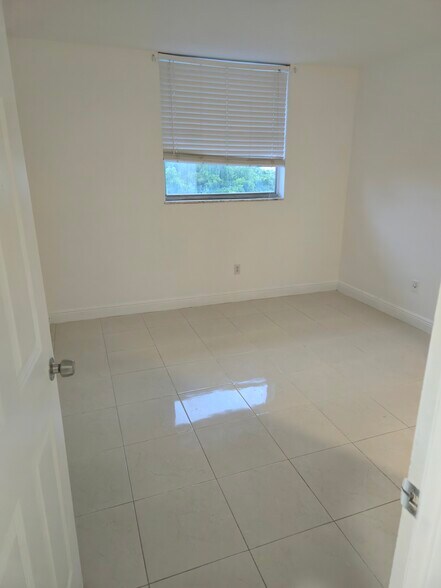 Building Photo - 1801 S Treasure Dr
