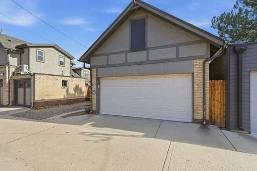 Building Photo - Beautiful 3 Bedroom Craftsman Bungalow Furnished or Unfurnished Available NOW!