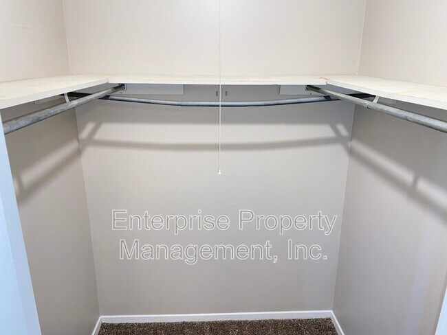 Building Photo - 4381 Howardcrest Dr