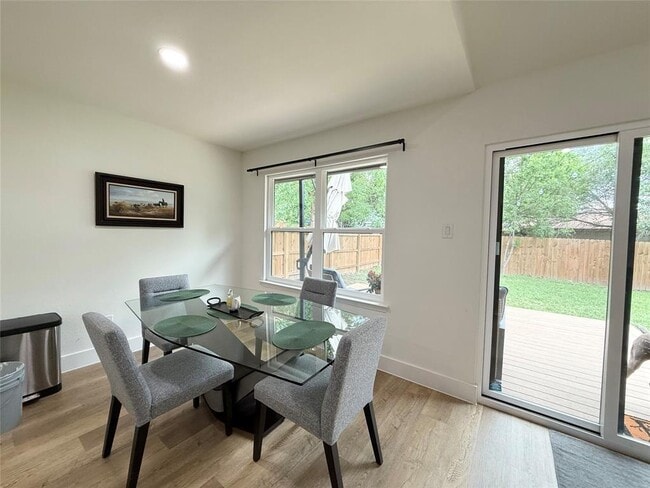 Building Photo - 4404 Sarasota Dr