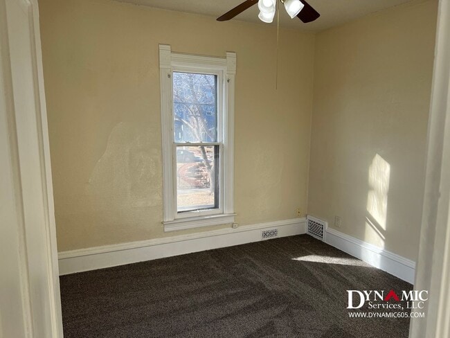 Building Photo - Remodeled 3 Bed / 1 Bath Remodeled Queen Anne Duplex – Downtown Sioux Falls
