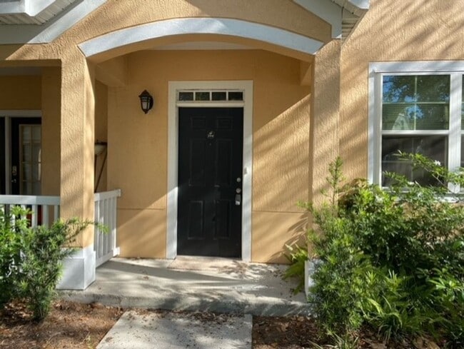 Building Photo - Hamptons in Metrowest  3 bedroom 2 Bath wi...