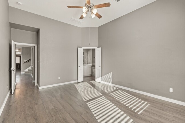 Building Photo - 12102 Sempione Dr