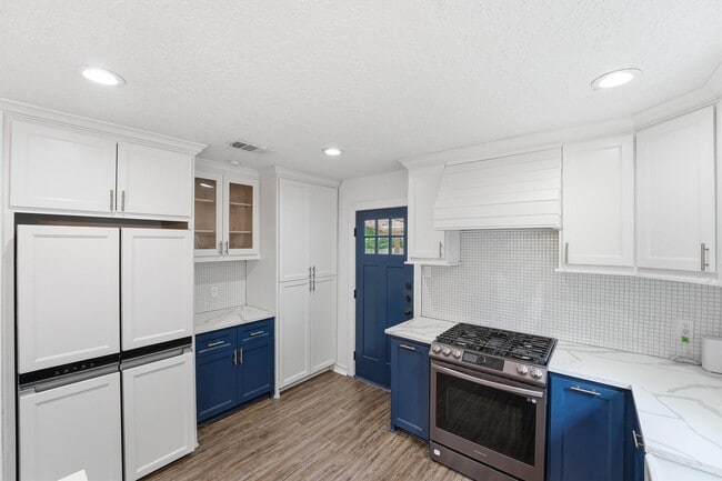 Building Photo - 2044 Des Jardines St