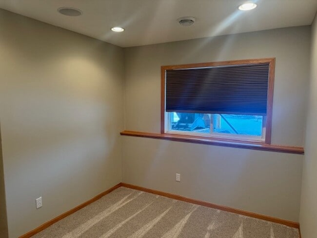 Building Photo - Gorgeous 6 Bed/3 Bath/3 Garage SFH with Screened in Porch, and Firepit in Minnetrista!