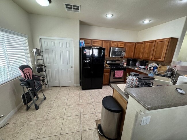 Building Photo - Beautiful 3-Bedroom Townhome in Gated Hend...