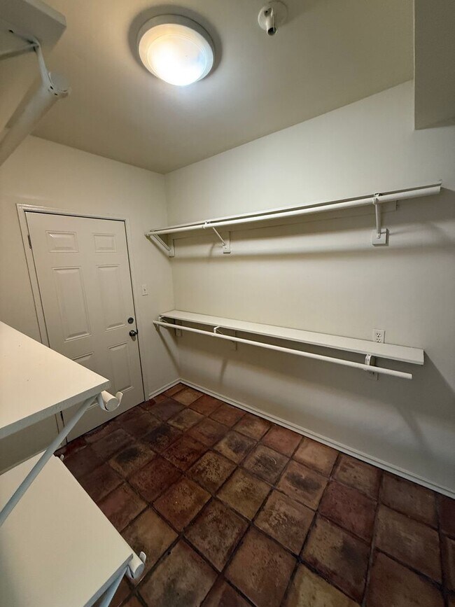 Building Photo - Two Bedroom lower unit - Move in Ready!