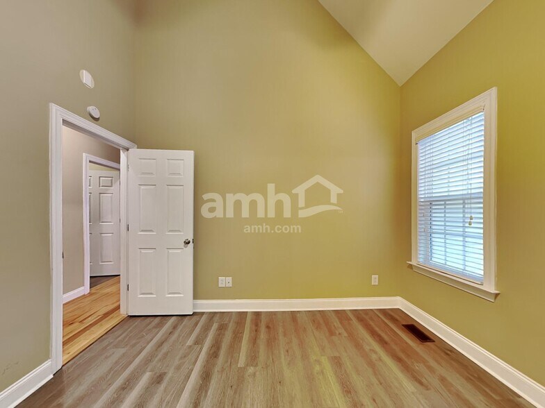 Building Photo - 146 Lily Xing