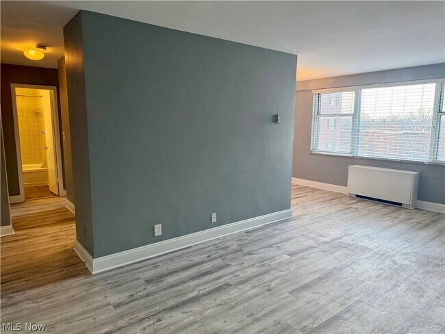 Building Photo - 11850 Edgewater Dr