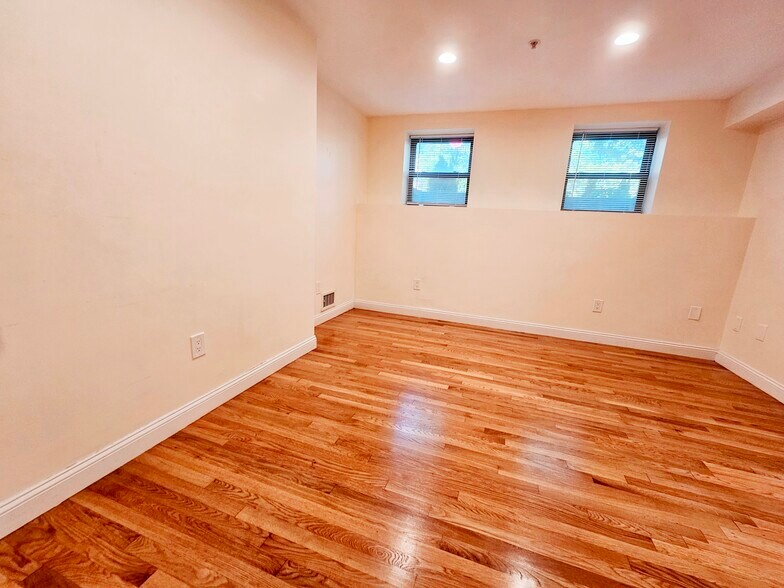 Building Photo - 1803 Beacon St