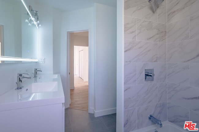 Building Photo - 823 S Detroit St