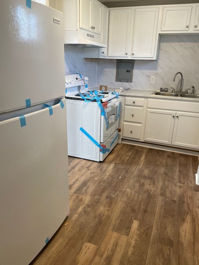 Building Photo - Newly Renovated One Bedroom