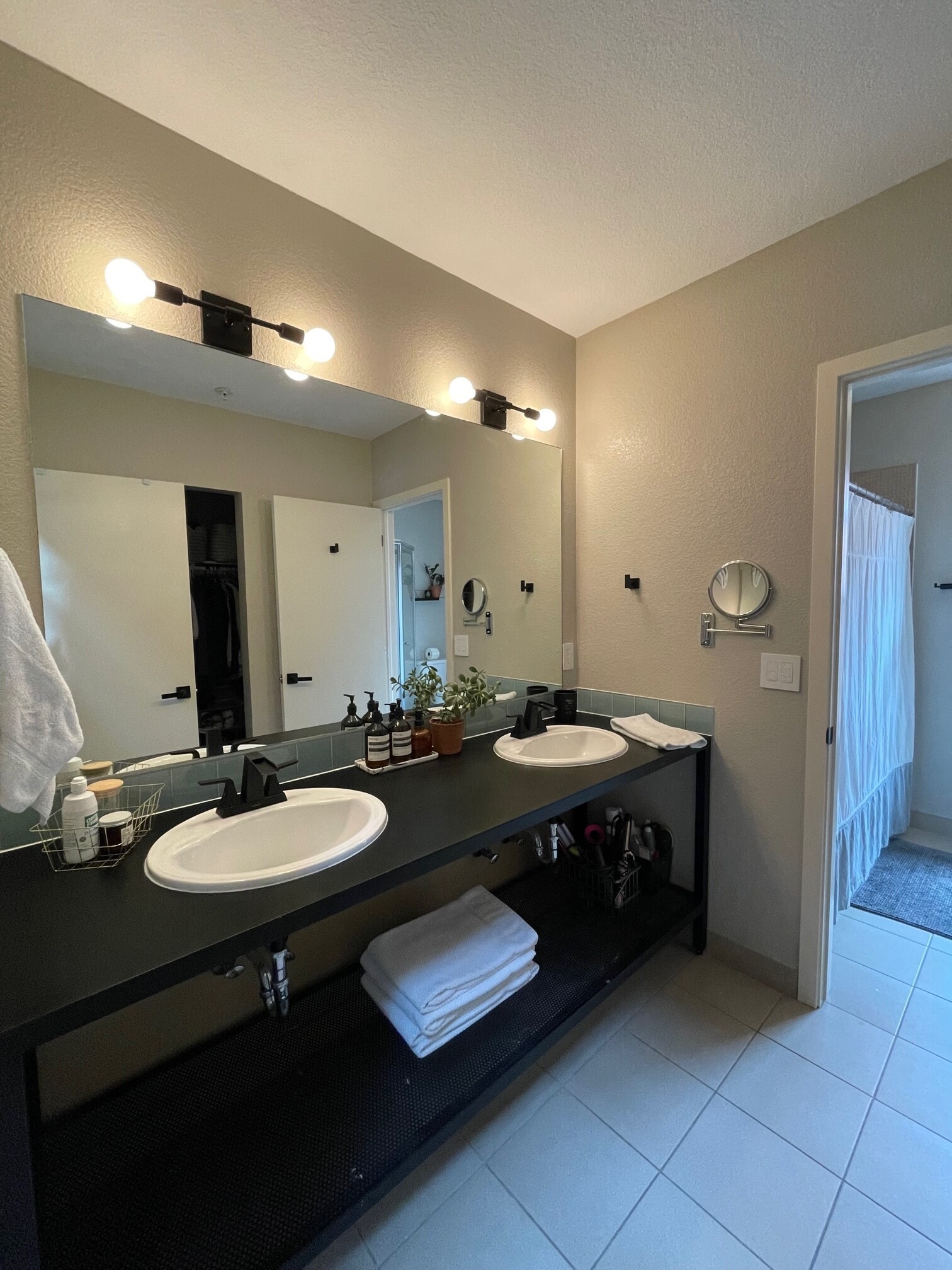 Double vanity with walk-in closet en suite - 3033 Blake St