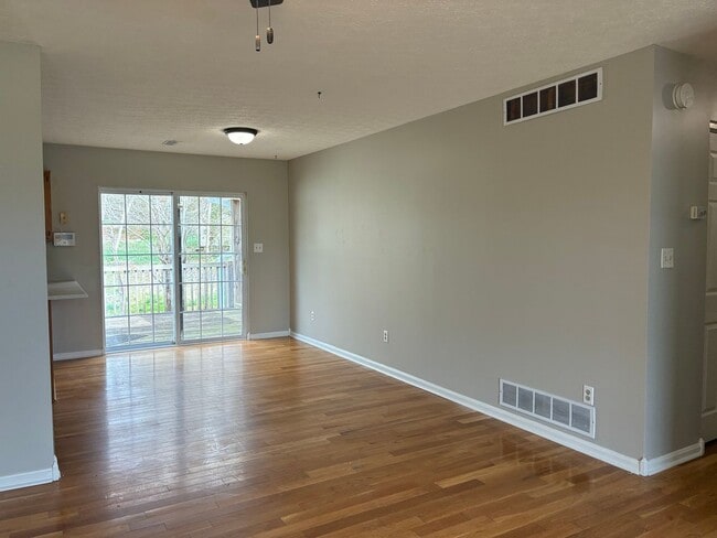 Building Photo - **NEW PRICE**   **New Paint**   **New Carpet**  Ready for YOU!!