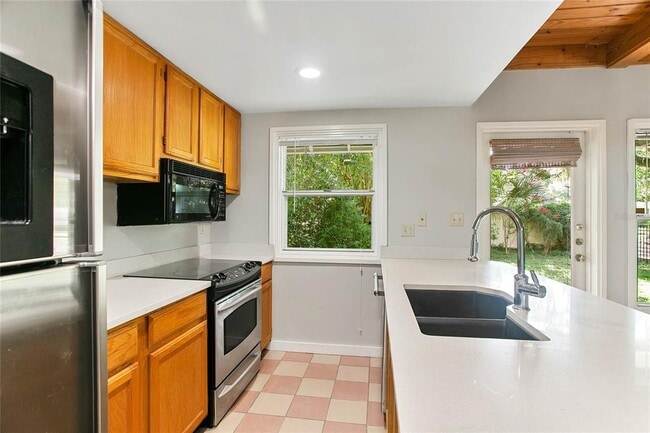 Building Photo - 754 N Westmoreland Dr
