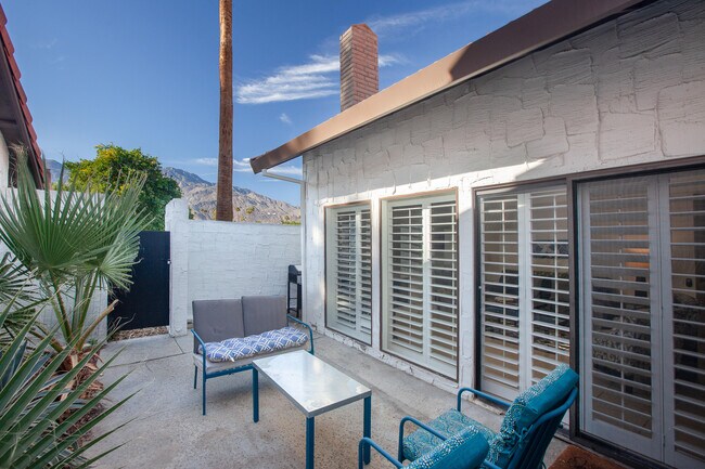 Building Photo - 2350 E Miramonte Cir