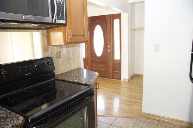Building Photo - Great Fremont Location • Freshly Painted • Central A/C