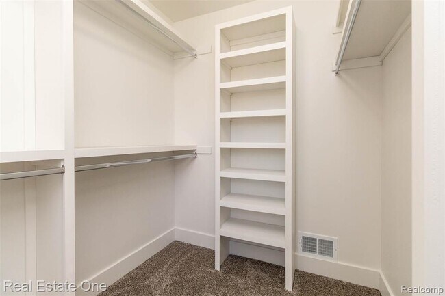 Building Photo - 5485 Hammersmith Dr