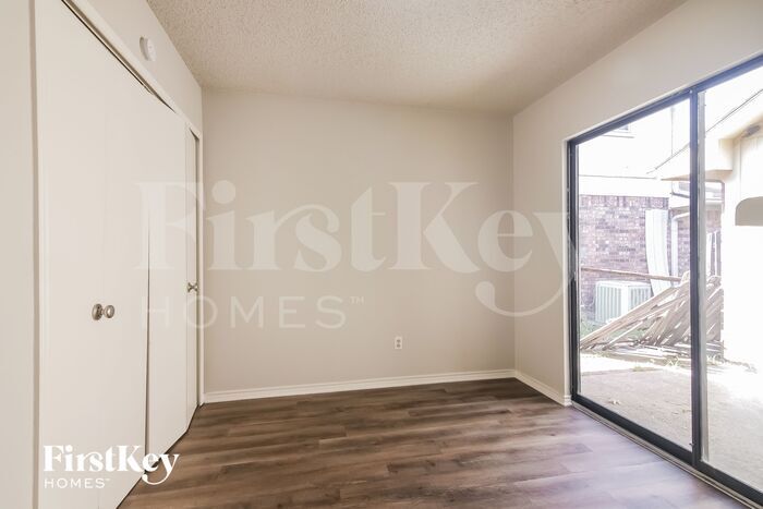 Building Photo - 2216 Turf Club Dr